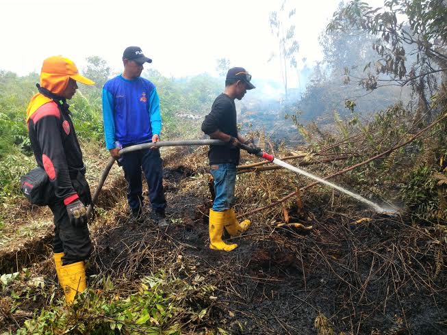 Desa Mekar Delima Kerahkan Warga Taklukan Api