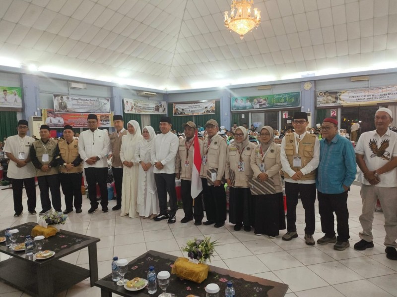 Wabup Husni Tamrin Lepas Keberangkatan 223 Jemaah Calon Haji Pelalawan di Batam