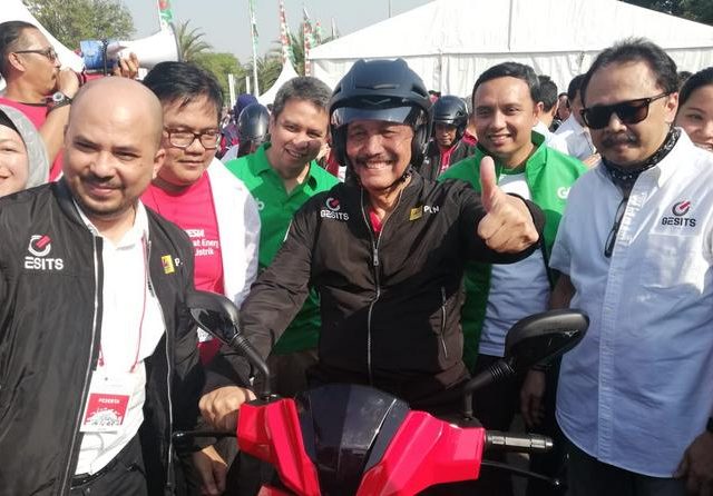 Senang dengan Motor Listrik, Menko Luhut: Yang Suaranya Ribut Kena Pajak Lebih Tinggi