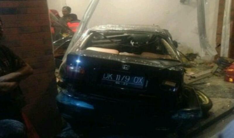 BRAKKK...Bawa Mobil saat Mabuk, Honda Civic Seruduk Ruko, Suami Tewas, Istri Kritis