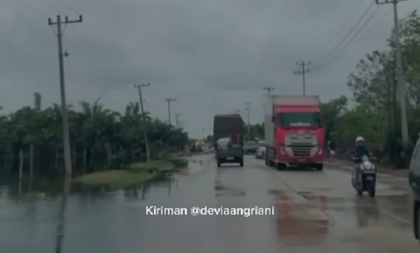Sempat Surut, Air di Jalan Lintas Timur Pelalawan Kembali Menggenang