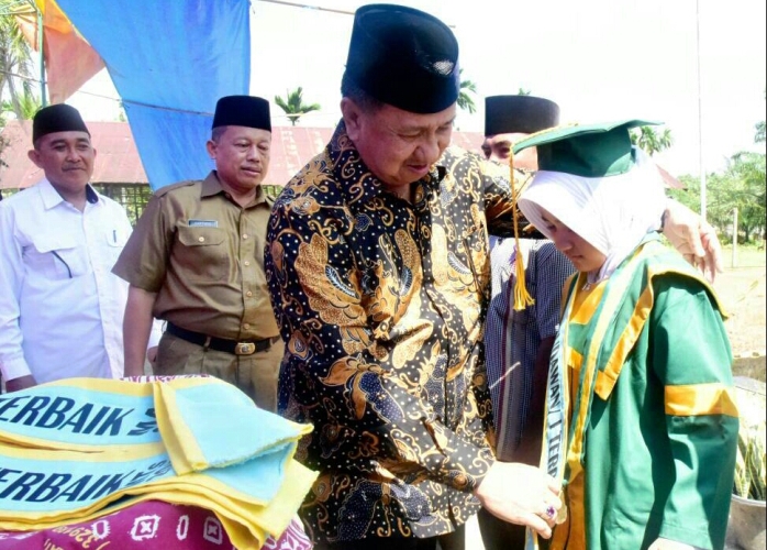 Wabup Rosman Malomo Hadiri Wisuda Siswa Madrasah Al-Huda Al-Ilahiyah