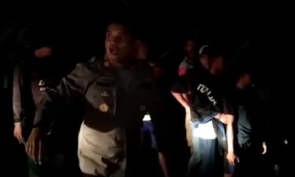 Razia Tambang Emas, Ratusan Massa Sandera Belasan Personel Polisi, Kapolsek  di Bungo Ditikam