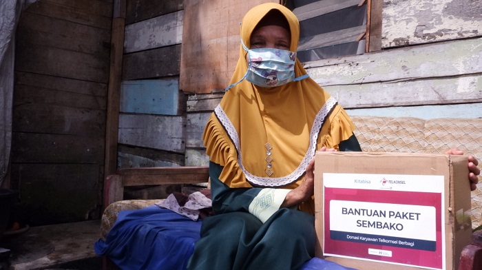 Peduli Masyarakat Terdampak Pandemi Covid-19, Telkomsel Serahkan Bantuan Sembako
