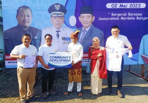 Hardiknas, PT RAPP Serahkan 1.500 Baju Seragam Sekolah Berbahan Serat Rayon-Viskosa di Kepulauan Meranti