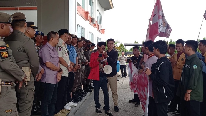 Ketua DPRD Inhil Sambut Aksi Demonstrasi Mahasiswa Terkait Jembatan Sungai Piring