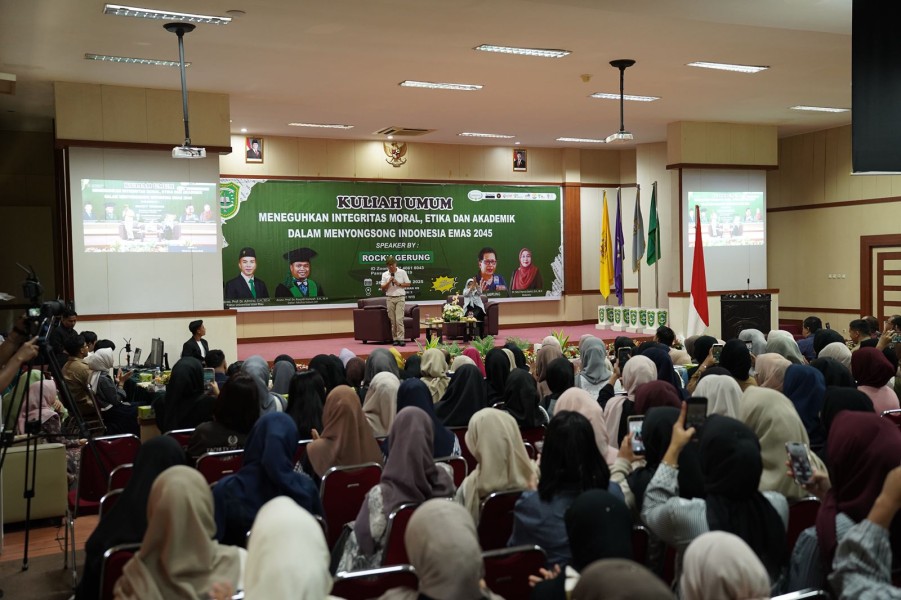 Rocky Gerung isi Kuliah Umum di UIR, Ratusan Mahasiswa Padati Ruang Diskusi