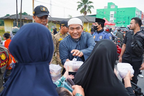 Wawako Sugiyarto Bagikan 1000 Takjil Menjelang Berbuka Puasa Untuk Masyarakat