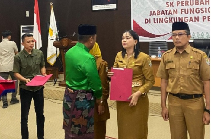 Bupati Pelalawan Serahkan SK Pengangkatan CPNS dan PPPK  Guru: Berikan Layanan Terbaik pada Masyarakat