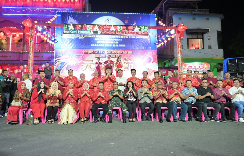 Bupati Rohil Lepas Pawai Lampion Malam Cap Go Meh di Bagan Siapiapi