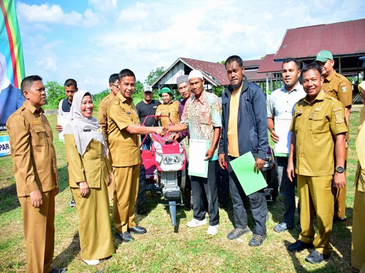 Wujudkan Peningkatan Produksi Pangan, Bupati Kampar Serahkan SK dan Bantuan Alsintan Berupa Traktor