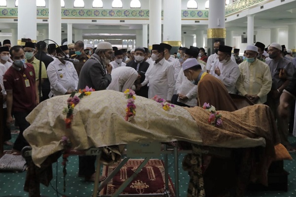 Tokoh dan Masyarakat Ikut Salatkan Al Azhar di Masjid Raya  Annur Pekanbaru