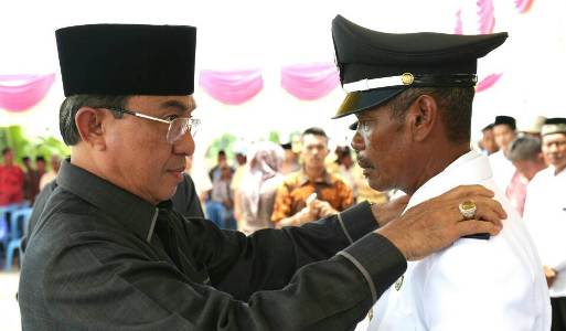 Bupati Wardan Lantik Kades Teluk Nibung dan Sukajaya