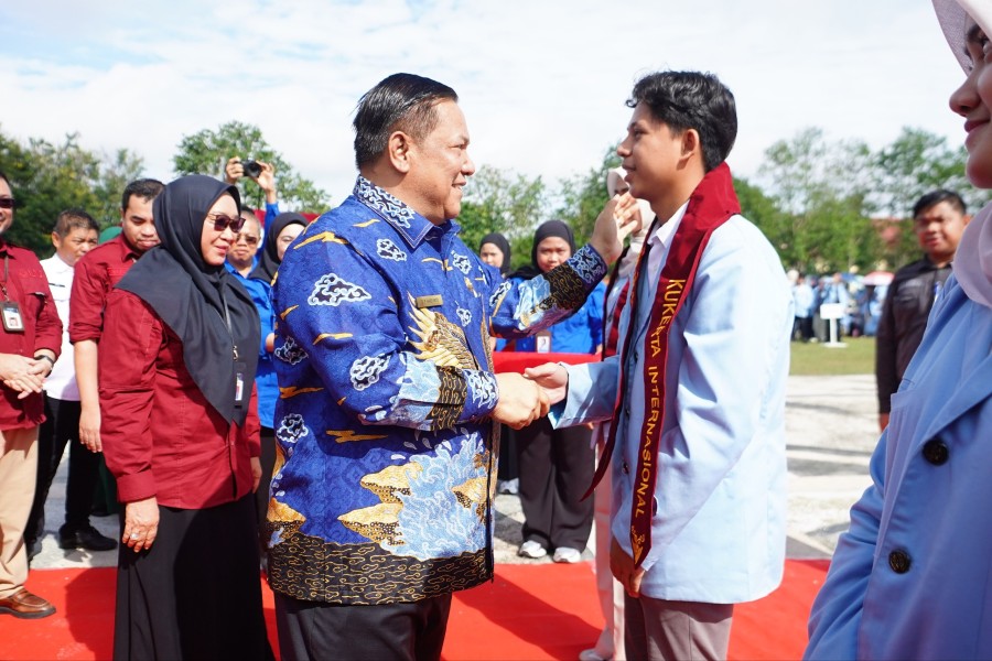 Rektor Unri dan Plt Gubri Lepas Ribuan Mahasiswa Kukerta Membangun Negeri