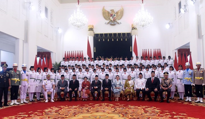 Dikukuhkan Presiden Jokowi, Ini Dua Paskibraka Asal Riau di Istana Negara