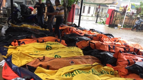 Kantong Mayat Jenazah Korban Tsunami di Anyer Masih Berserak di Parkiran Puskesmas Carita