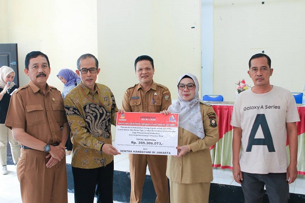 Wabup Kampar Serahkan Bantuan Atensi Bagi Penyandang Disabilitas di Kabupaten Kampar dari Centra Handayani