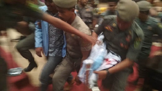 Tolak RTRW, Presiden Mahasiswa Unri Bentang Spanduk di Depan Meja Pimpinan Sidang