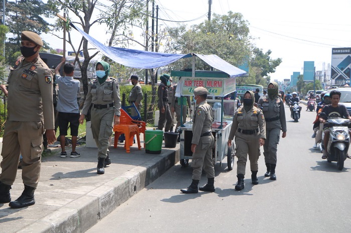 Langgar Perda No. 5, PKL di Sepanjang Jalan HR Soebrantas Dirertibkan