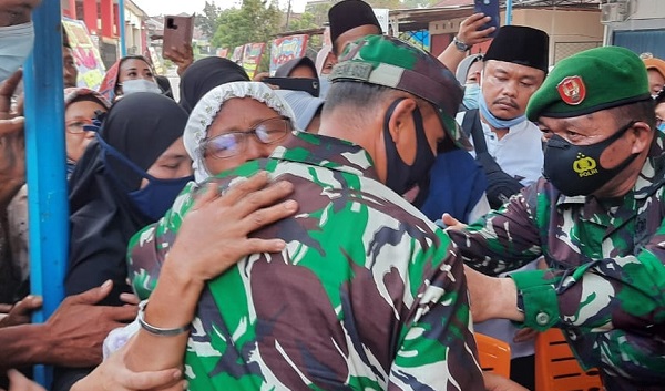 Ibu Praka Dedi Peluk Erat Brigjen Ismed saat Jenazah Tiba di Rumah Duka
