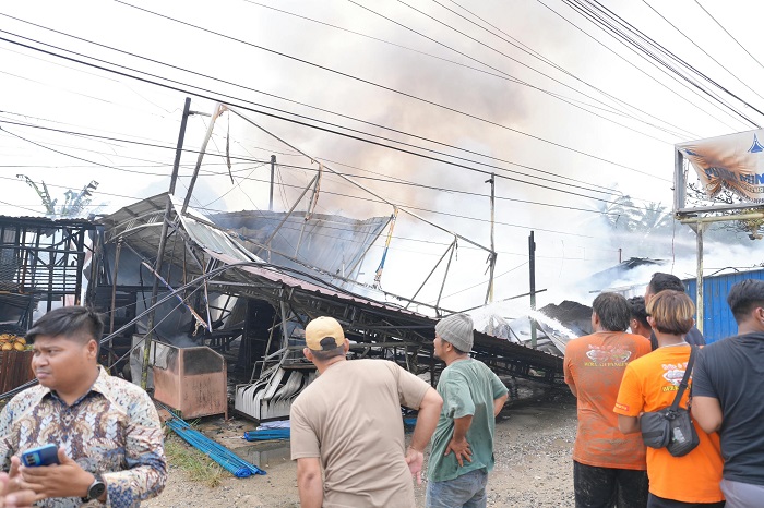 Damkar Baganbatu  Kerja Cepat Tangani Kebakaran Los Warung Makan di Bagan Batu