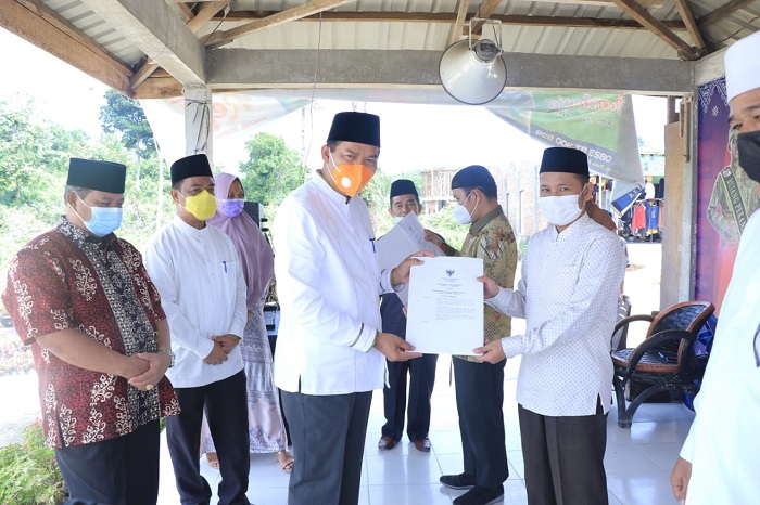 Wali Kota Serahkan SK bagi 99 Imam Masjid Paripurna