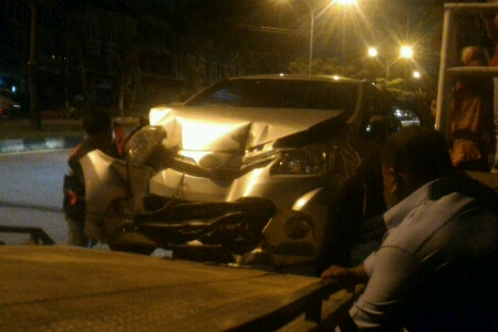 Peringatan... Gara-gara Api Rokok, Mobil Xenia Hancur Usai Tabrak Halte Bus TMP