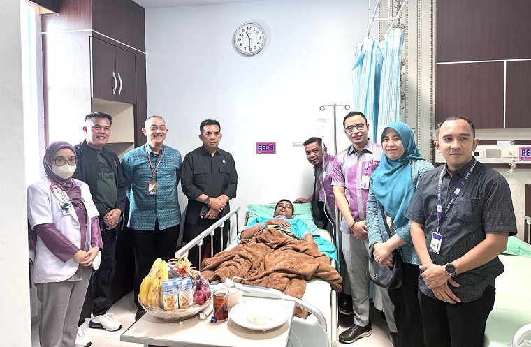 Pejabat Pemko Pekanbaru Jenguk 3 Petugas Pemilu di Rumah Sakit