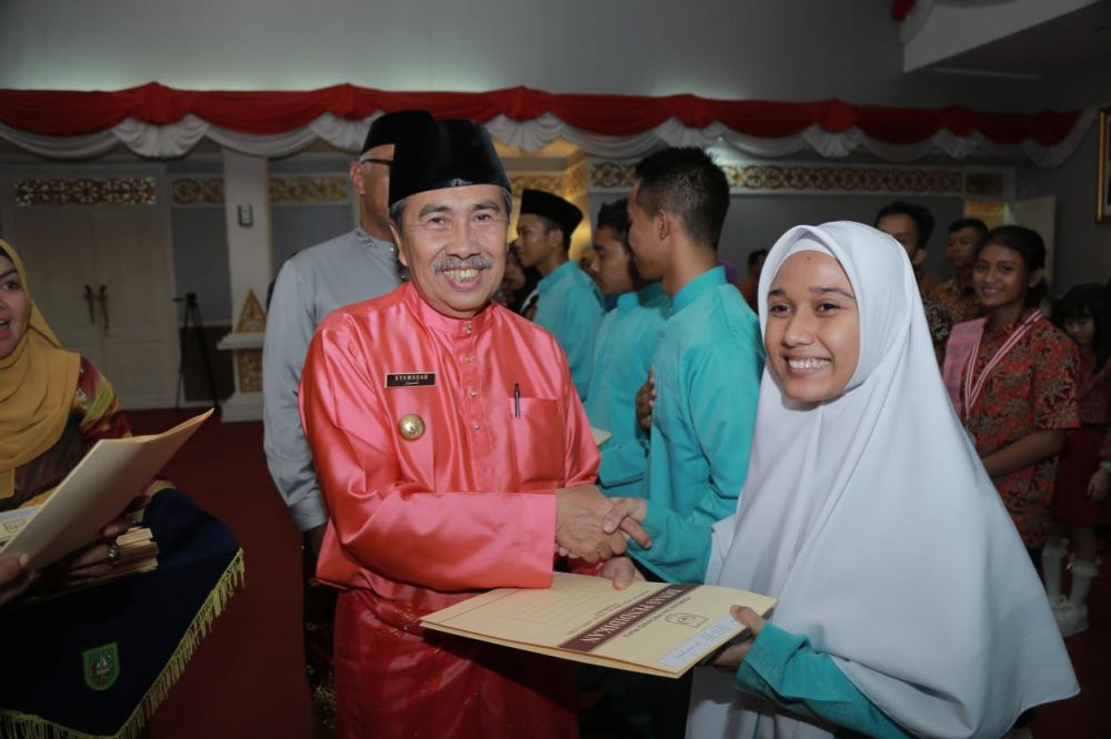 Pemprov Berikan Penghargaan Pada Siswa Berprestasi se-Riau