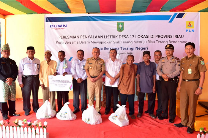 Sudah Tak Gelap-gulita Lagi, Gubri Resmikan Listrik 17 Desa di Riau