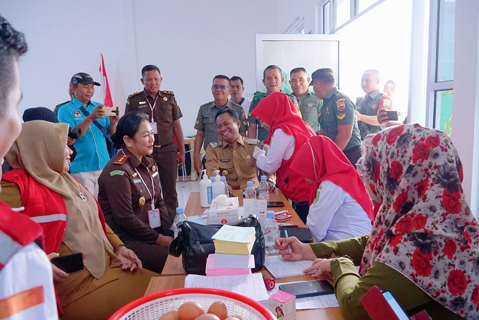 Sambut HBA Ke-63 dan HUT IAD Ke-XXIII, Wabup H. Sulaiman Ikut Donor Darah di Kejari Rohil