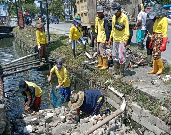 PUPR Pekanbaru Gesa Penanganan Sampah di Drainase Tabek Gadang
