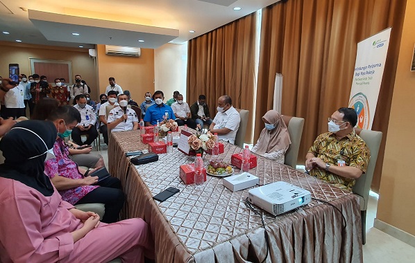 Gubernur Riau Kunjungi Pasien BPSJ Ketenagakerjaan  di Eka Hospital Pekanbaru