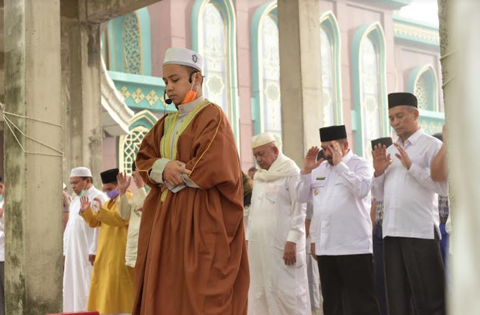 Wagub Salat Istisqa Bersama Jamaah Masjid Raya Pekanbaru