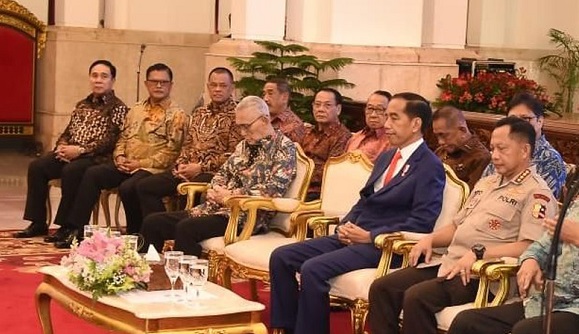 MENDADAK, Jokowi Kumpulkan Seluruh Mantan Kepolri dan Panglima TNI, Termasuk Jendral Gatot Nurmantyo