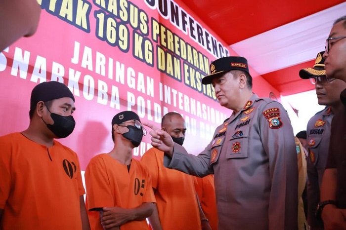 Polda Riau  Gagalkan Penyelundupan 169 Kilogram Sabu dan 11.712 Pil Ekstasi, Ada Juga Uang Rp3,3 Miliar...