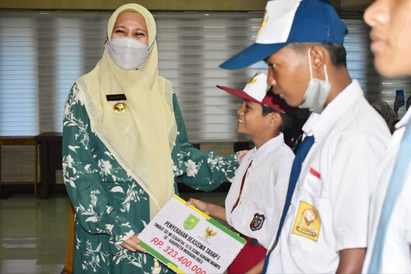 Bupati Rezita Salurkan Dana Pendidikan dan Bantuan Usaha Ekonomi Produktif dari Baznas Inhu