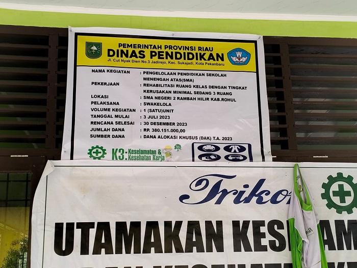 Rekanan SMA Negeri 2 Rambah Hilir  Pasang Konsen Jendela Yang Rusak