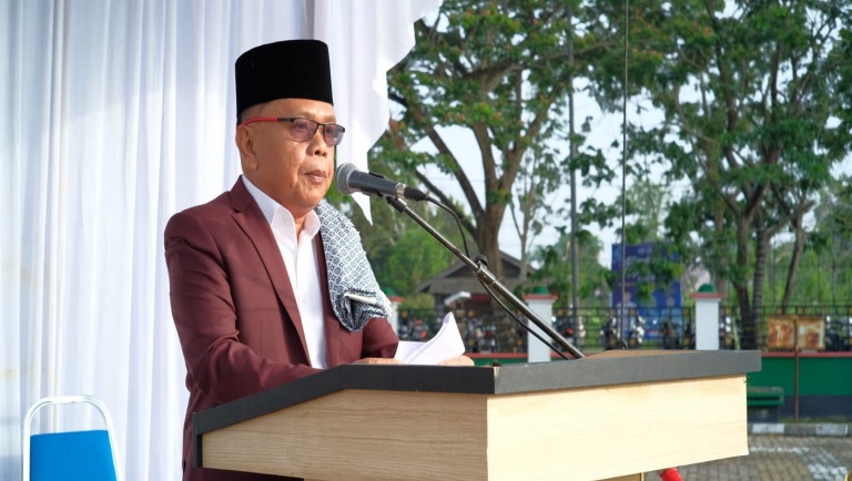 Pemkab Meranti Laksanakan Salat Idul Fitri di Halaman Kantor Bupati