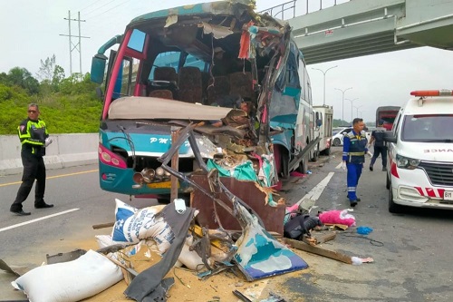 Kecelakaan Maut di Tol Pekanbaru-Dumai, Bus PMTOH Seruduk Truk Tronton