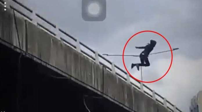 Ribut dengan Pacarnya, Pria Ini Tewas Mengenaskan Usai Loncat dari Fly Over