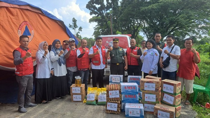 PMI Pekanbaru Serahkan Bantuan Kebutuhan Pokok untuk Korban Banjir di Meranti Pandak