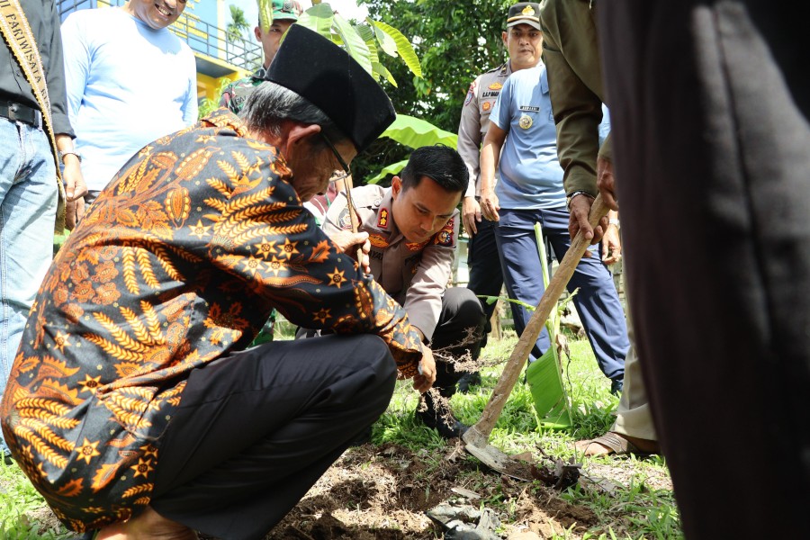 Melalui Green Policing, kapolres Pimpin penanaman bibit pohon di Pangean