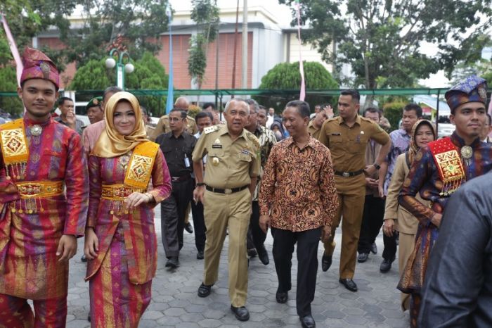 Ini Pesan Gubri Saat Resmikan Gedung Rektorat UIR