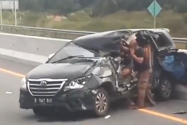 Innova Tabrak Truk di KM 29 Ruas Tol Pekanbaru- Dumai
