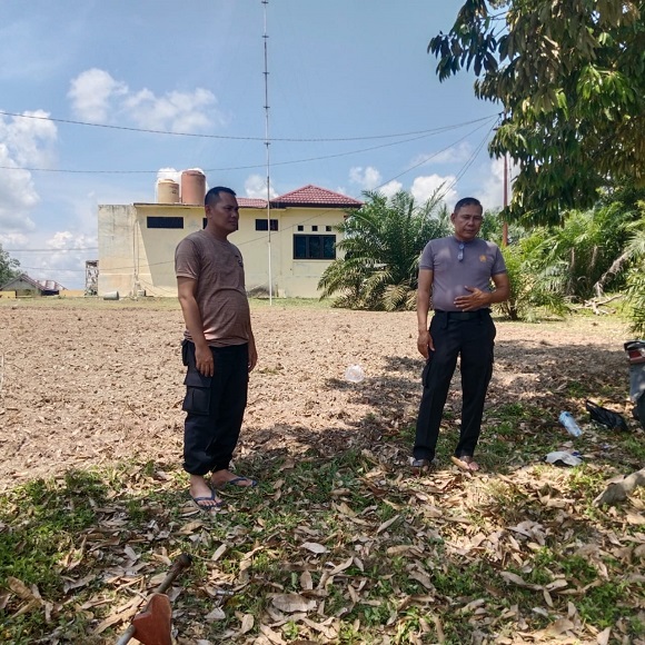 Kapolsek Benai Manfaatkan Lahan Kosong, Tanam Jagung Pipil Dan Sayur - Sayuran