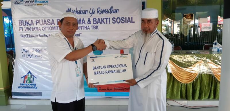 Sambut Ramadhan, WOM Finance Berbagi Kebaikan dengan Anak Yatim dan Jamaah Masjid Rahmatullah Pekanbaru 