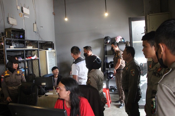 Satpol PP Jaring Enam Pelajar di Warnet Saat Jam Sekolah