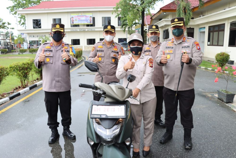Banyak Ajak Warga Vaksin, Ibu Ini Dapat Motor dari Kapolres Pelalawan