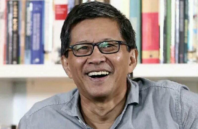 Santai Diperiksa Polisi, Rocky  Gerung Malah Asik Ngopi Sambil Makan Pisang Goreng
